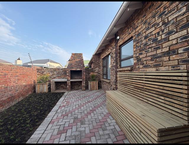 2 BEDROOM TOWNHOUSE FOR SALE IN JEFFREYS BAY CENTRAL